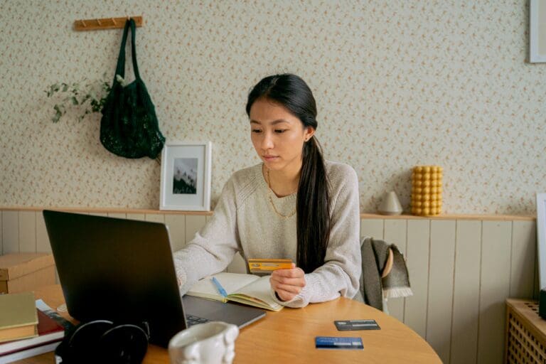 A customer paying her print invoice with credit card